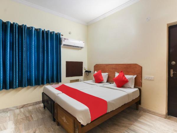 Collection O Hotel White House Silverkey Near Film nagar : photo 4 de la chambre chambre triple classique