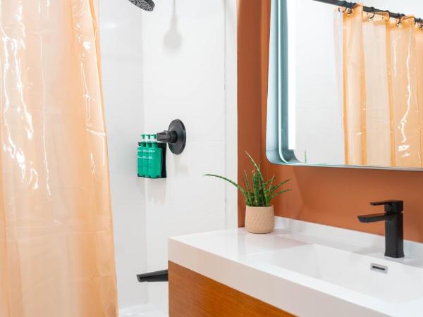 The Myriad Hotel : photo 9 de la chambre chambre quadruple avec balcon 