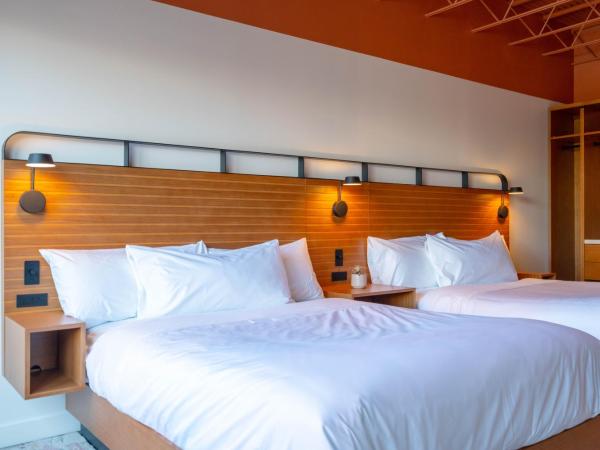 The Myriad Hotel : photo 10 de la chambre chambre quadruple avec balcon 