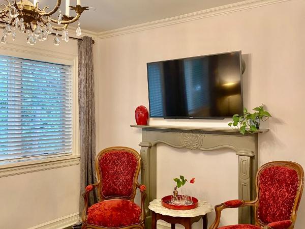 Downtown Luxury Victorian Retreat : photo 3 de la chambre chambre lit queen-size de luxe - vue sur jardin