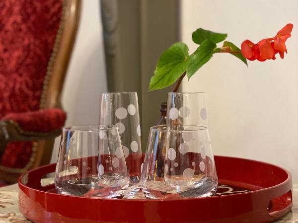 Downtown Luxury Victorian Retreat : photo 4 de la chambre chambre lit queen-size de luxe - vue sur jardin