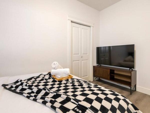 Si & Daniel Home Near YVR Airport & Skytrain Separate Entry Free Parking : photo 3 de la chambre chambre lit queen-size