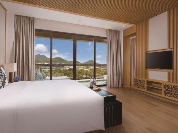 Thousand Cranes Sanya Yazhou Bay Int'l Exchange Centre,Curio by Hilton : photo 3 de la chambre suite 1 chambre lit king-size avec vue sur le jardin