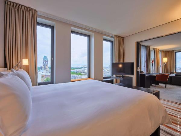 Dorint Kurfürstendamm Berlin : photo 6 de la chambre suite de luxe avec lit king-size