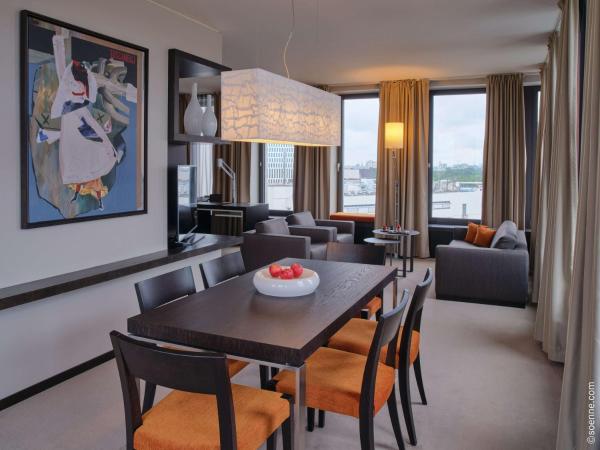 Dorint Kurfürstendamm Berlin : photo 5 de la chambre suite de luxe avec lit king-size