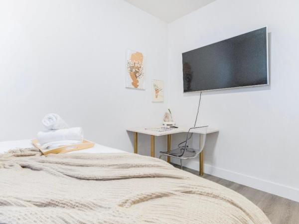 Si & Daniel Home Near YVR Airport & Skytrain Separate Entry Free Parking : photo 2 de la chambre chambre lit king-size