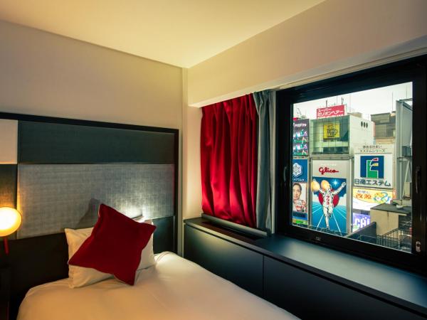 Cross Hotel Osaka : photo 1 de la chambre chambre lits jumeaux - vue sur dotonbori - non-fumeurs