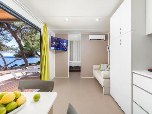 Arena Stoja Camping Homes : photo 3 de la chambre villa de camping - vue mer
