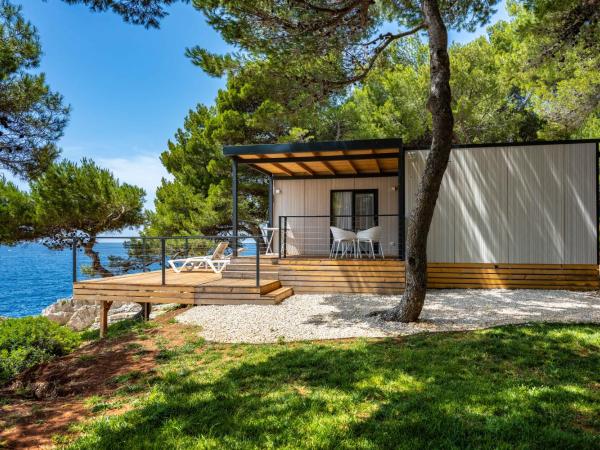 Arena Stoja Camping Homes : photo 6 de la chambre  deluxe camping villa first row to the sea