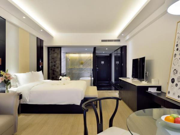 Palace Resort Yalong Bay Sanya : photo 4 de la chambre chambre lit king-size - vue sur lac