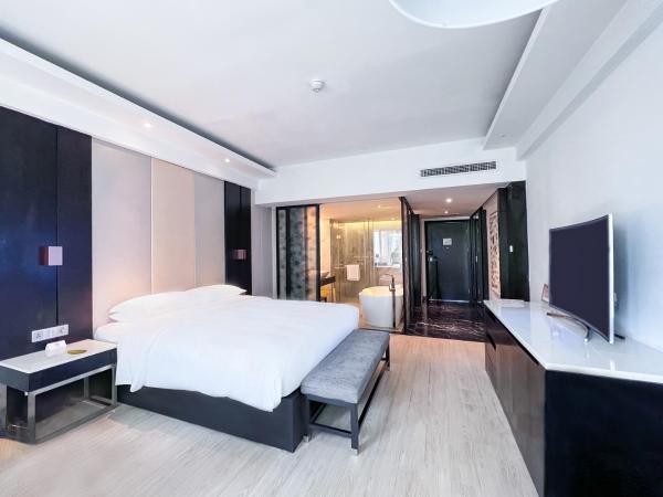 Palace Resort Yalong Bay Sanya : photo 2 de la chambre chambre lit king-size - vue sur lac