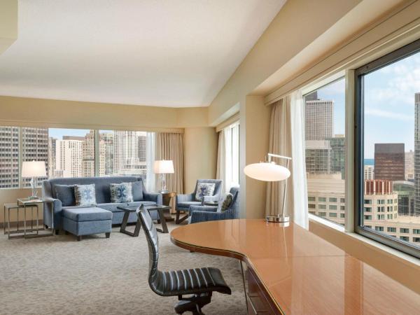 Swissotel Chicago : photo 1 de la chambre suite lifestyle avec lit king-size et vue