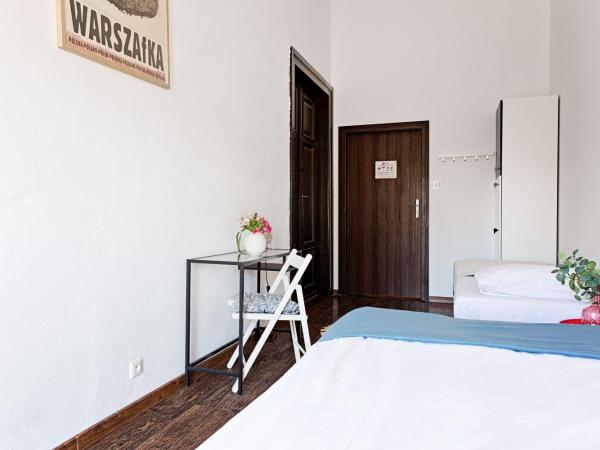 Hostel Królewska : photo 4 de la chambre chambre double ou lits jumeaux avec salle de bains