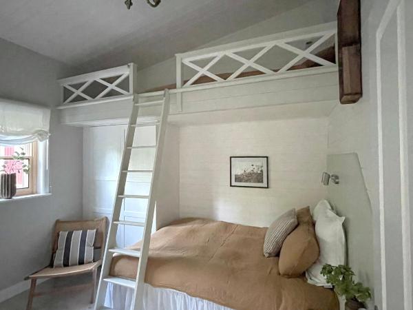 Bastuviken Bed and Breakfast : photo 1 de la chambre chambre double avec lit d'appoint