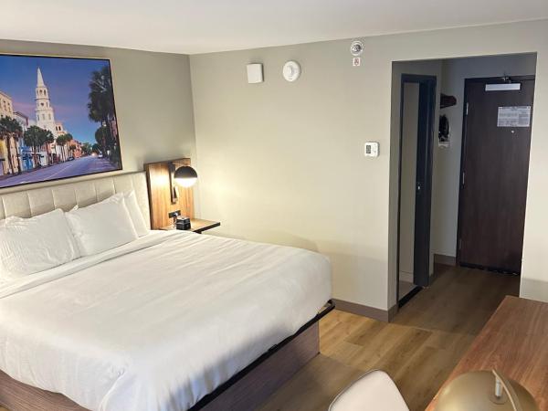 La Quinta Inn by Wyndham Columbia NE Fort Jackson : photo 6 de la chambre chambre lit king-size - accessible aux personnes à mobilité réduite - non-fumeurs 