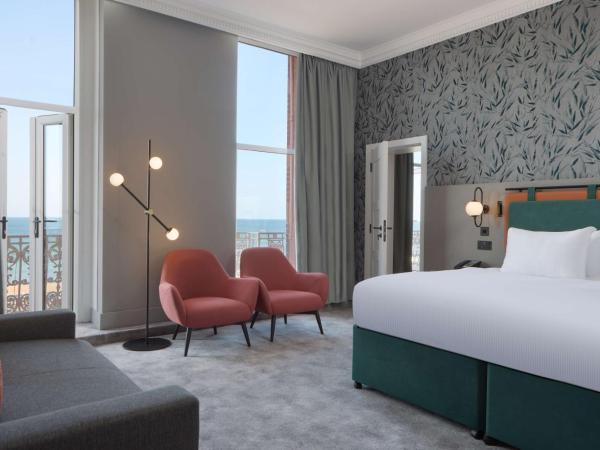 DoubleTree By Hilton Brighton Metropole : photo 1 de la chambre suite 1 chambre lit king-size avec balcon - vue