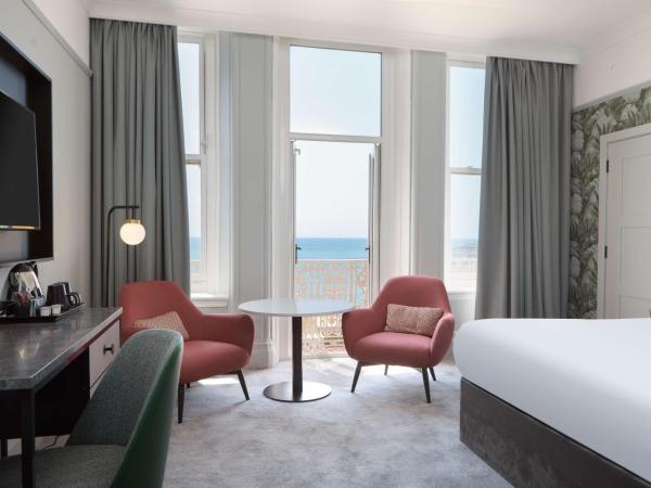 DoubleTree By Hilton Brighton Metropole : photo 4 de la chambre chambre lit queen-size supérieure avec balcon - vue sur mer