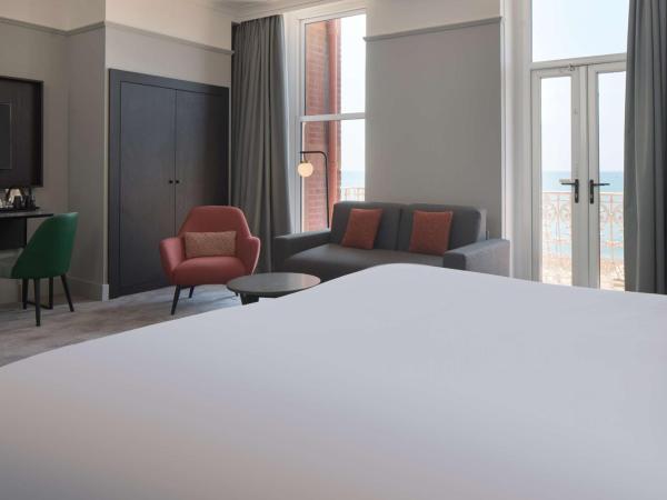 DoubleTree By Hilton Brighton Metropole : photo 3 de la chambre chambre lit king-size avec balcon - vue sur mer