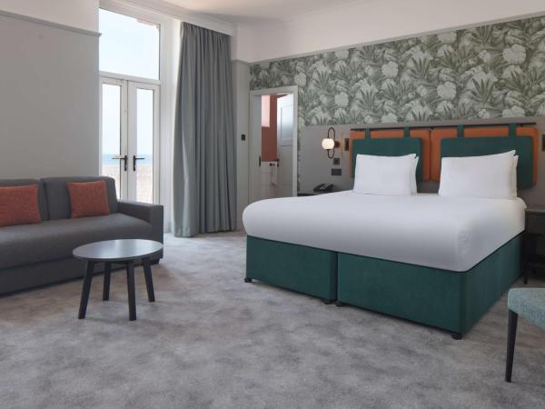 DoubleTree By Hilton Brighton Metropole : photo 1 de la chambre chambre lit king-size avec balcon - vue sur mer