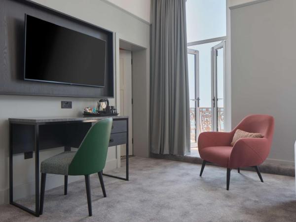 DoubleTree By Hilton Brighton Metropole : photo 7 de la chambre chambre lit king-size supérieure avec balcon - vue sur mer