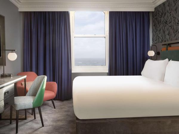 DoubleTree By Hilton Brighton Metropole : photo 2 de la chambre suite 1 chambre lit king-size avec vue sur mer