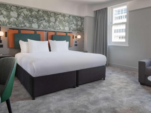 DoubleTree By Hilton Brighton Metropole : photo 6 de la chambre chambre lit king-size supérieure avec canapé-lit