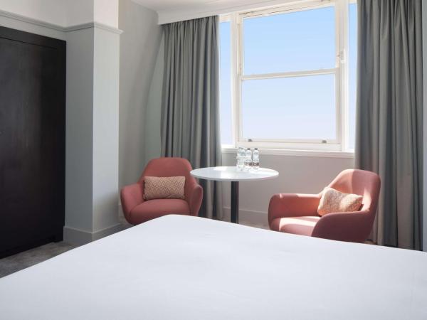 DoubleTree By Hilton Brighton Metropole : photo 3 de la chambre chambre lit queen-size supérieure – vue sur mer