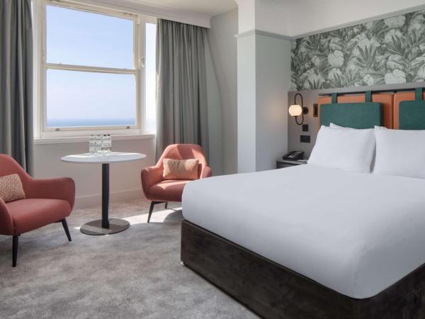 DoubleTree By Hilton Brighton Metropole : photo 2 de la chambre chambre lit queen-size supérieure – vue sur mer