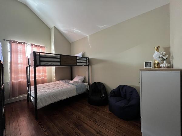 MyCrib Houston Hostel : photo 3 de la chambre lit superposé dans dortoir mixte