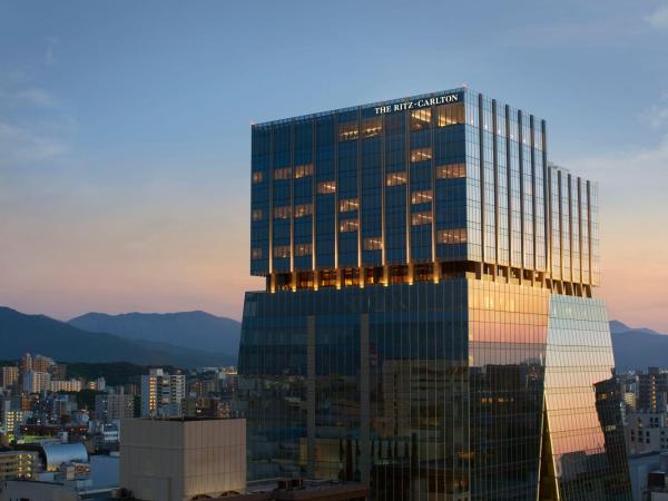 The Ritz-Carlton Fukuoka : photo 1 de la chambre chambre lit king-size - vue sur toits