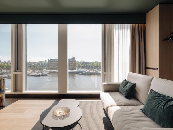 DoubleTree by Hilton Amsterdam Centraal Station : photo 2 de la chambre suite 1 chambre - vue sur ville