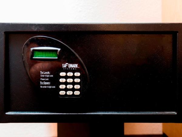 Red Roof Inn Tampa Fairgrounds - Casino : photo 5 de la chambre chambre lit king-size supérieure - non-fumeurs