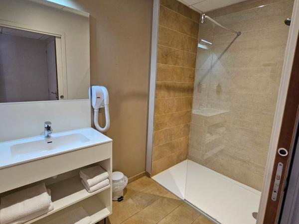 ibis styles Villeneuve Sur Lot : photo 5 de la chambre chambre double standard avec canapé-lit simple