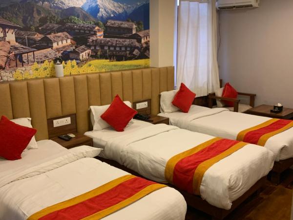 Redstone Regency Hotel : photo 4 de la chambre chambre triple deluxe