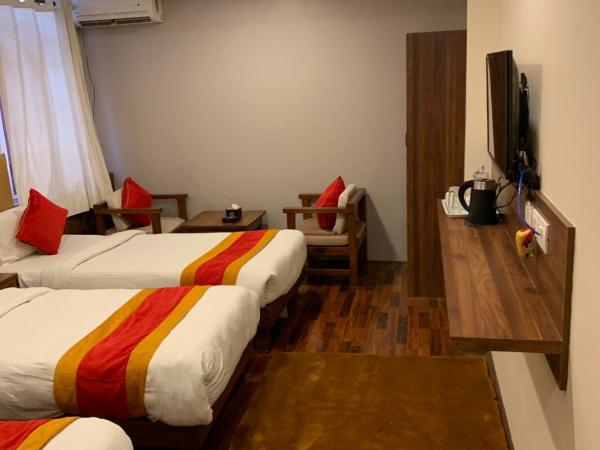 Redstone Regency Hotel : photo 2 de la chambre chambre triple deluxe