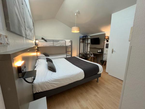 Cit'Hotel Le Cheval Blanc Cognac Centre : photo 8 de la chambre chambre quadruple avec 1 lit double et 2 lits simples