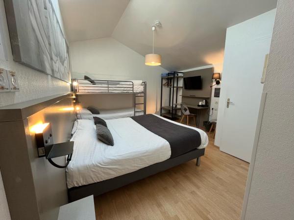 Cit'Hotel Le Cheval Blanc Cognac Centre : photo 3 de la chambre chambre quadruple avec 1 lit double et 2 lits simples
