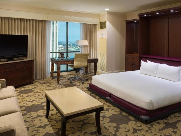 Hilton New Orleans Riverside : photo 1 de la chambre suite parloir lit murphy king-size avec vue sur le fleuve - accessible aux malentendants