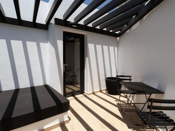 Laguna Suites in Mazera Mykonos : photo 6 de la chambre chambre lit queen-size - vue sur piscine