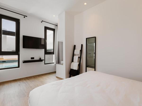 Laguna Suites in Mazera Mykonos : photo 3 de la chambre chambre lit queen-size - vue sur piscine