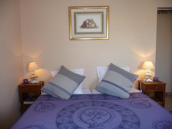 Chambre d'hôte Fleur de Potager : photo 4 de la chambre chambre triple avec terrasse