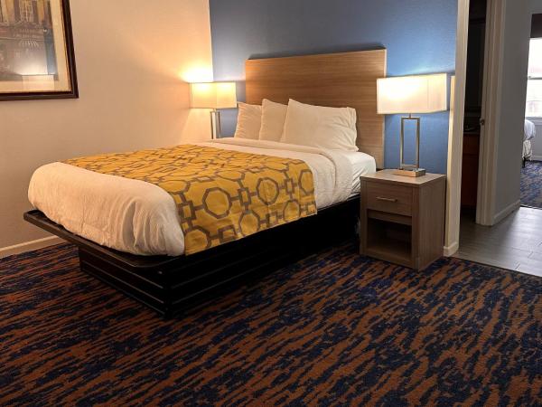 Baymont by Wyndham Indianapolis Northwest : photo 5 de la chambre suite with one king and one queen bed - non-smoking
