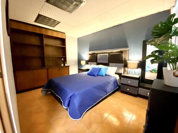 ROOMIES HOSTEL Cibeles : photo 10 de la chambre chambre double standard avec salle de bains commune