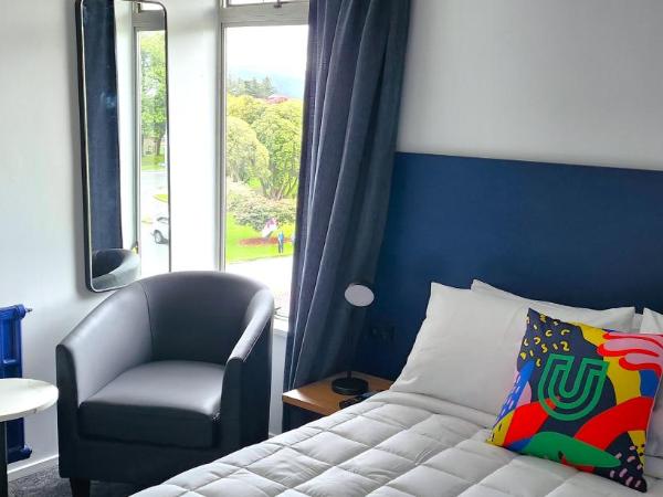 Urban Lounge Sleepery : photo 2 de la chambre chambre lit queen-size avec salle de bains commune 