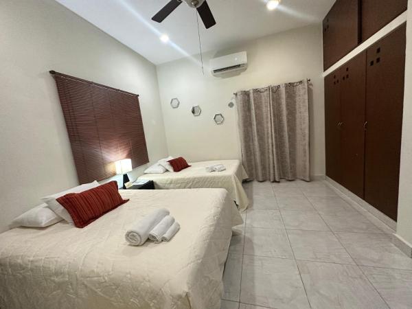 Casa Sasha's Mini Palace : photo 1 de la chambre chambre lits jumeaux avec balcon