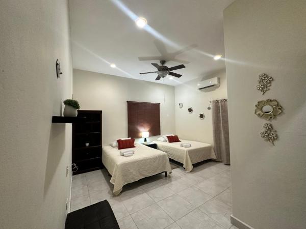 Casa Sasha's Mini Palace : photo 2 de la chambre chambre lits jumeaux avec balcon