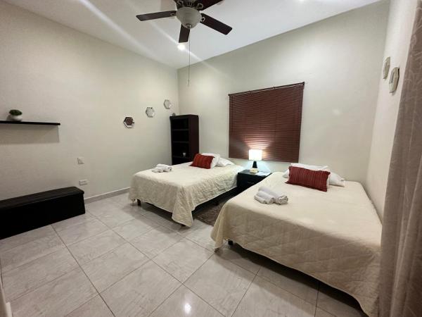 Casa Sasha's Mini Palace : photo 5 de la chambre chambre lits jumeaux avec balcon