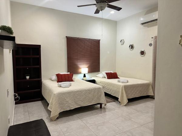 Casa Sasha's Mini Palace : photo 6 de la chambre chambre lits jumeaux avec balcon