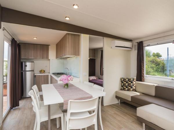 Mobile Homes Sunset Beach : photo 8 de la chambre mobile home 2 chambres avec vue sur la mer