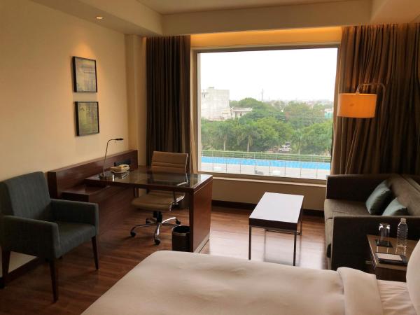 DoubleTree by Hilton Agra : photo 2 de la chambre chambre lit king-size - vue sur piscine 